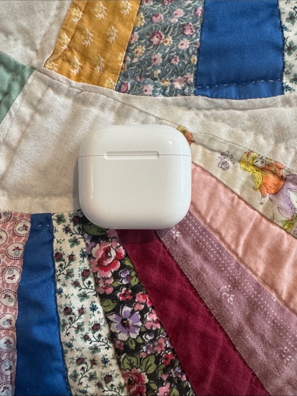 Apple 4th generation White Wireless Earbuds Charging Case and earbuds no box